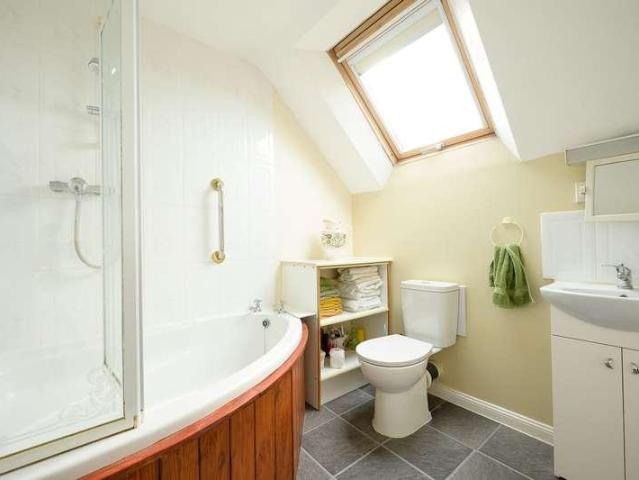 6 bed house for sale