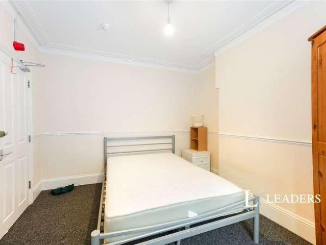 6 bed house for sale