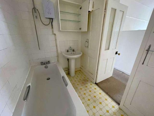6 bed house for sale