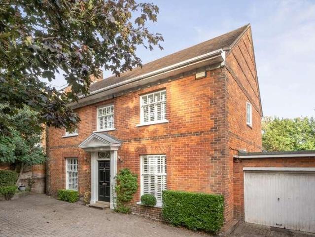 6 bed house for sale