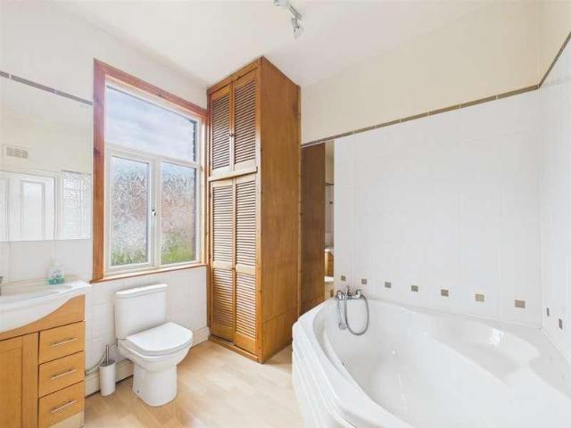 6 bed house for sale