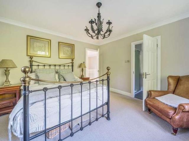 6 bed house for sale