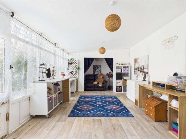 6 bed house for sale