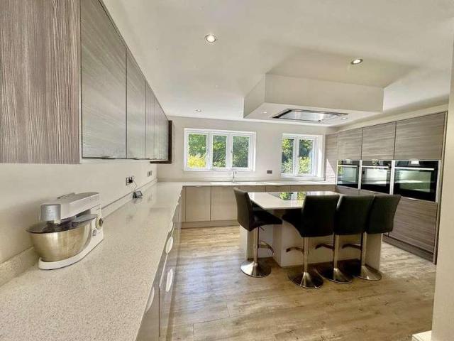 6 bed house for sale