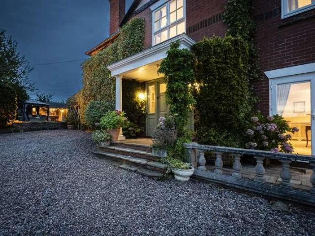 6 bed house for sale