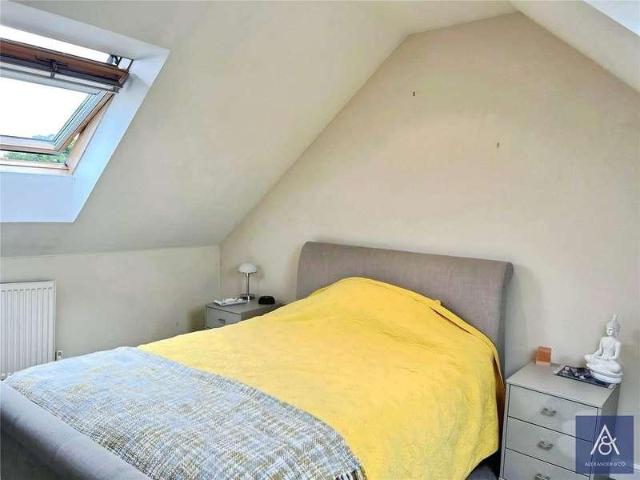 6 bed house for sale