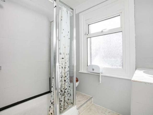 6 bed house for sale
