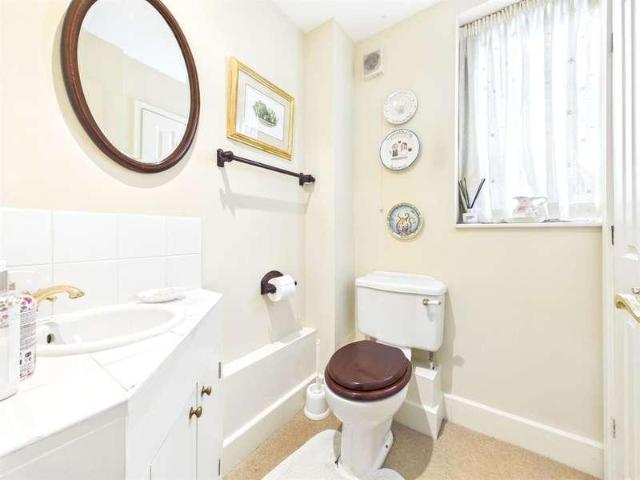 6 bed house for sale