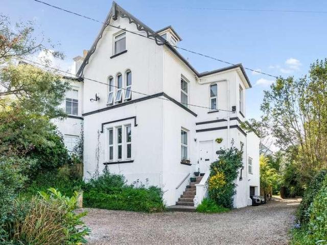 6 bed house for sale