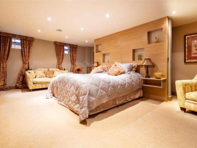 6 bed house for sale