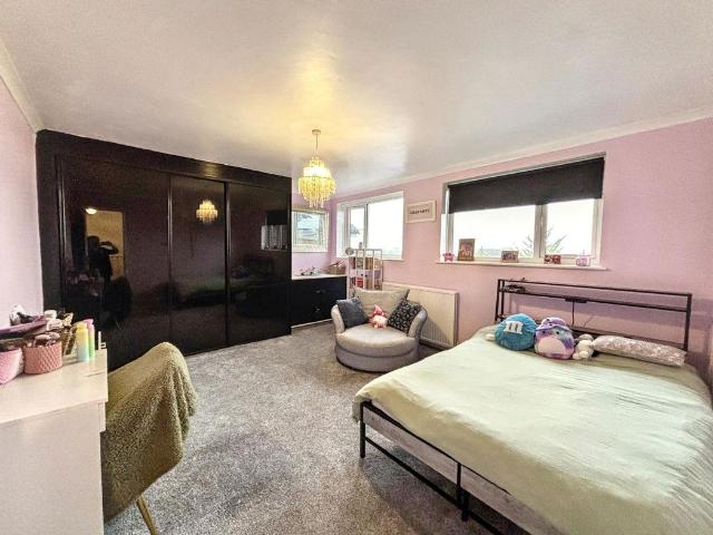 6 bed house for sale