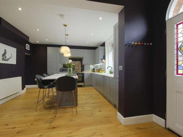 6 bed house for sale