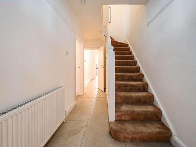 6 bed house for sale