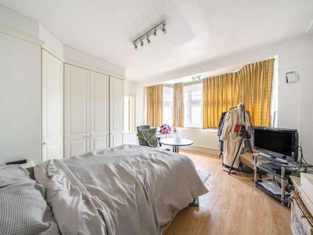 6 bed house for sale