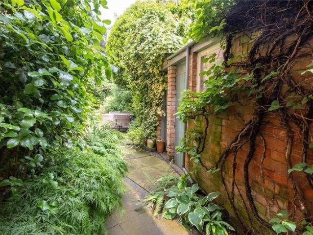 6 bed house for sale