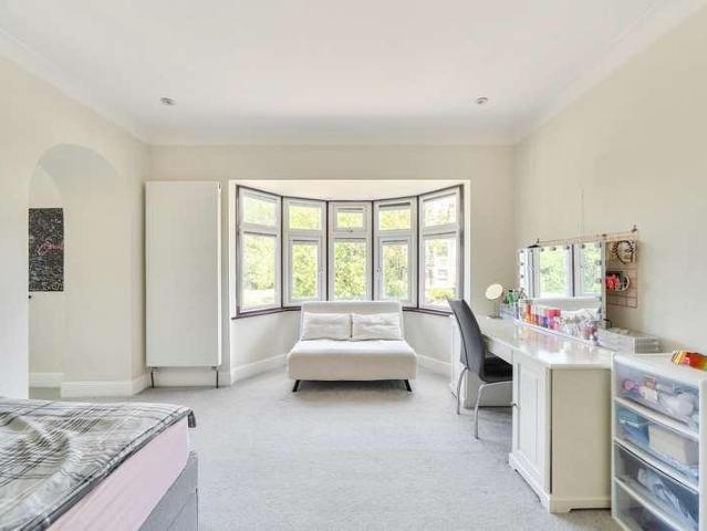 6 bed house for sale