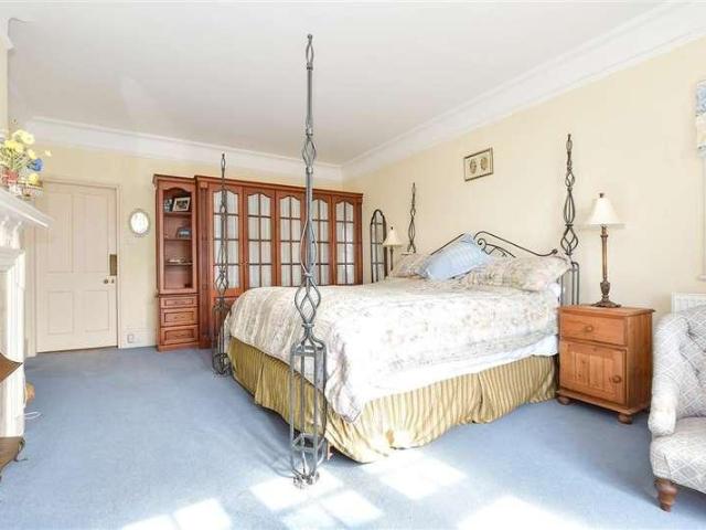 6 bed house for sale