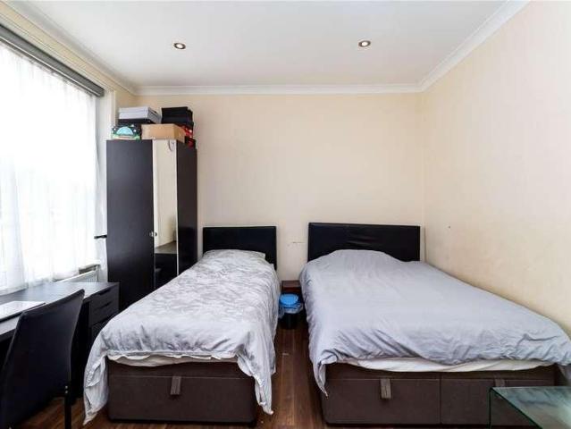 6 bed house for sale