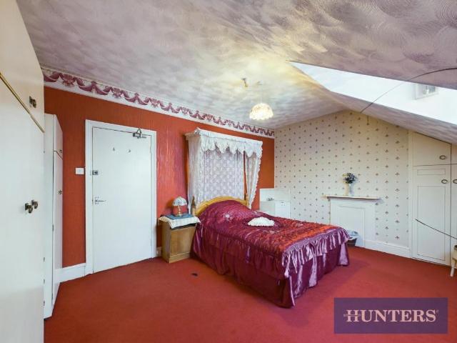 6 bed house for sale