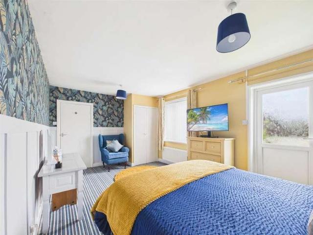 6 bed house for sale