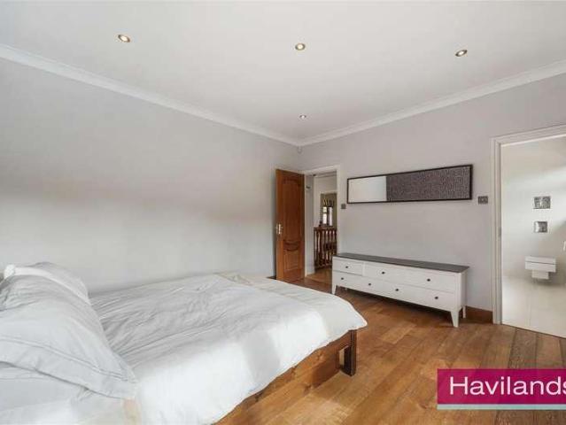 6 bed house for sale