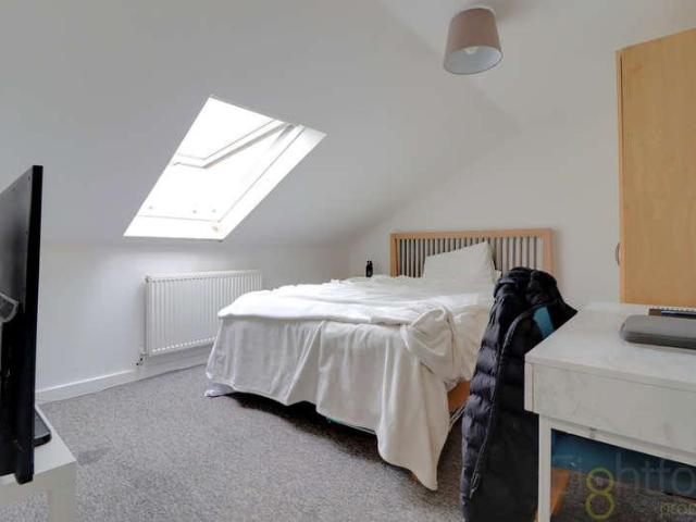 6 bed house for sale