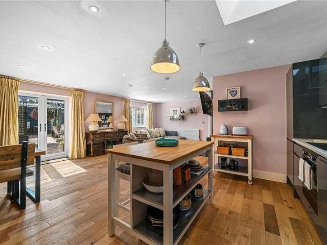 6 bed house for sale