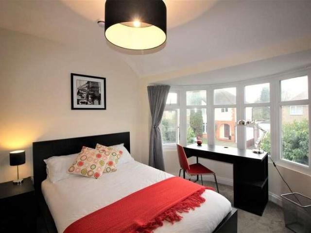 6 bed house for sale