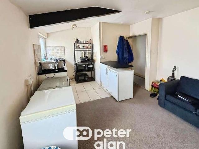 6 bed house for sale