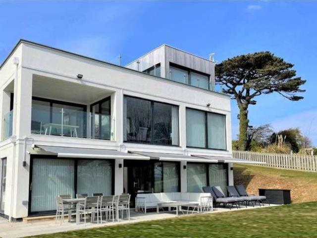6 bed house for sale