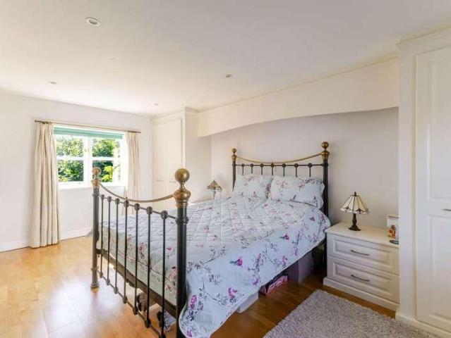 6 bed house for sale