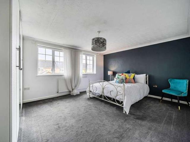 6 bed house for sale