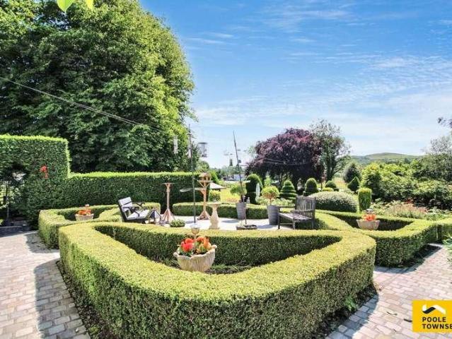 6 bed house for sale
