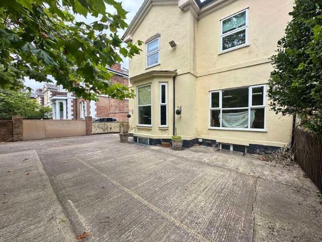 6 bed house for sale
