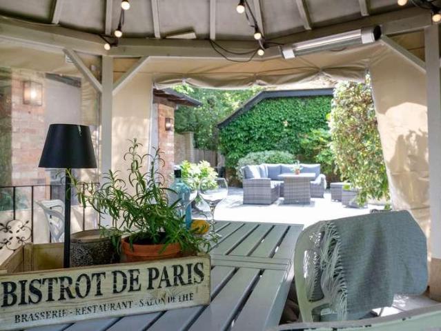 6 bed house for sale
