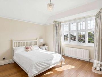 6 bed house for sale