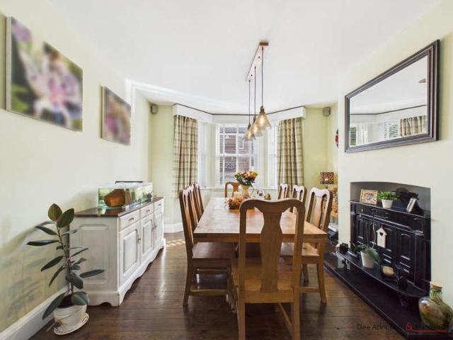 6 bed house for sale