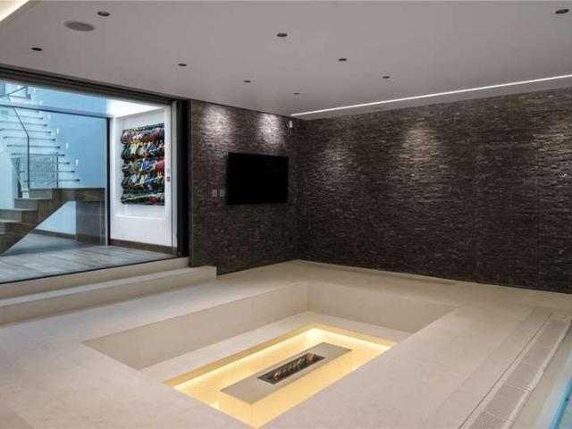 6 bed house for sale