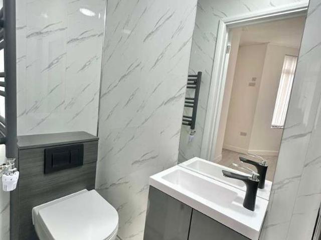 6 bed house for sale
