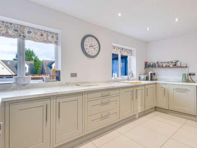 6 bed house for sale