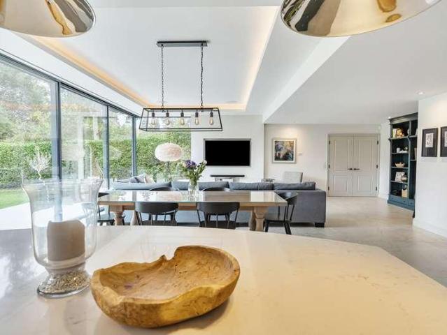 6 bed house for sale
