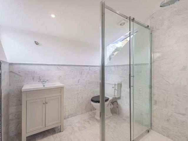 6 bed house for sale