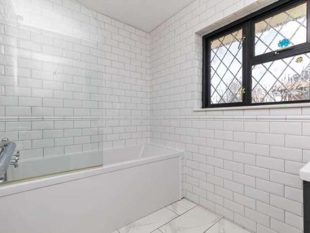 6 bed house for sale