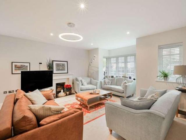 6 bed house for sale