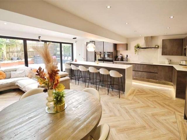 6 bed house for sale