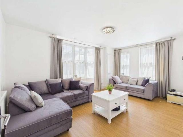 6 bed house for sale