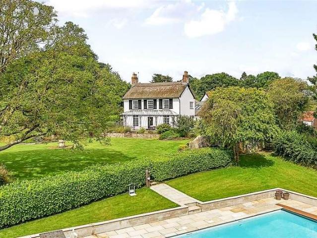 6 bed house for sale