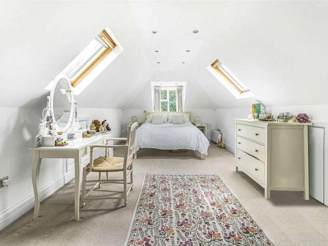 6 bed house for sale