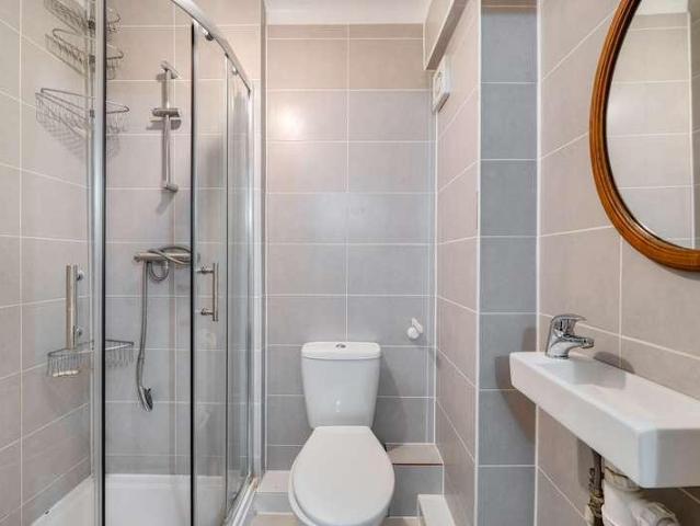 6 bed house for sale