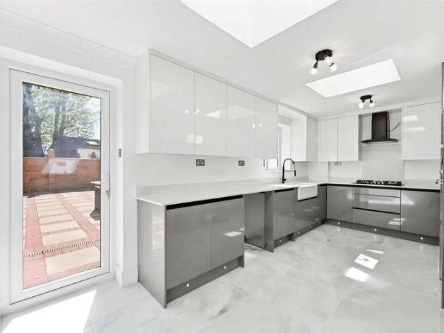 6 bed house for sale